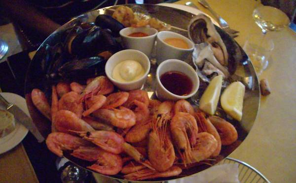 前菜の魚介盛り合わせ