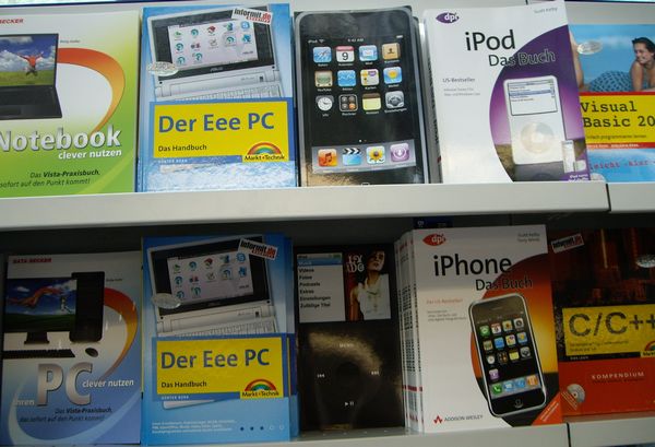 SATURN の本売り場