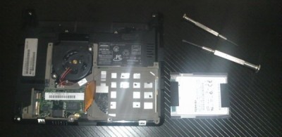 LOOX U/B50 の HDD を外してみた