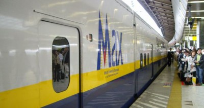 行楽客でいっぱいの東京駅