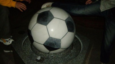 巨大なサッカーボールをボレー!!