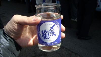 O塚氏の〆張鶴のワンカップ