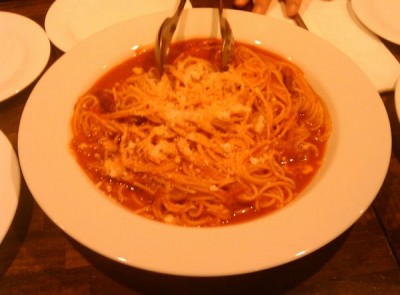 パスタ。フレッシュなトマトソースがベース