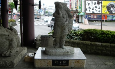西口に移動されてた餃子の像