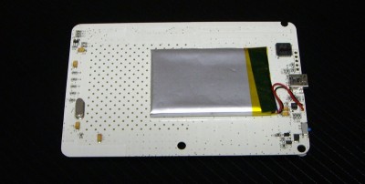 裏面にはバッテリーが・・・適当に付いてます。 裏面にはバッテリーが・・・適当に付いてます。