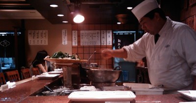 カウンターから揚げるのを眺めつつビールをぐいっと・・・