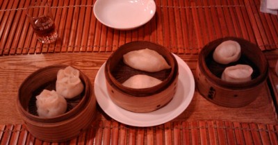 老辺餃子館で紹興酒、と蒸し餃子