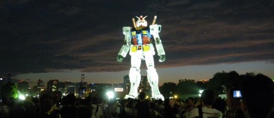 ライトアップされるガンダム
