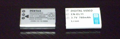 左が純正。右が互換バッテリー