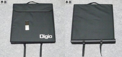 収納時の裏表。比較として携帯を乗せてみました。