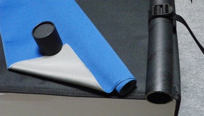 筒の中にリバーシブルなバックスクリーンが丸めて入っています。