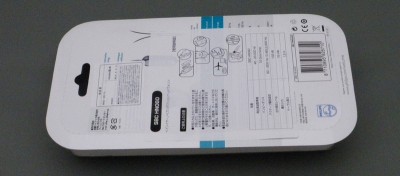パッケージ背面。海外モデルにシールで日本対応しただけ・・・