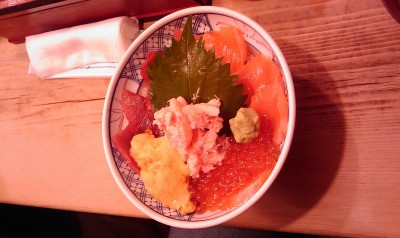 こちらは弁富丼。サーモン、マグロ、ウニ、イクラ、カニが贅沢に盛られています