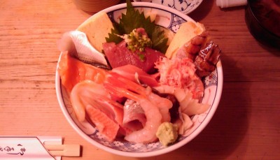 私がオーダーした海鮮丼。相当色々な種類が楽しめます!!