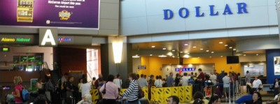 DOLLAR の通常カウンターは長蛇の列・・・