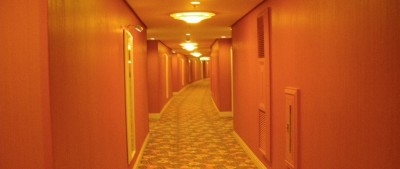 ホテルの形状通り、湾曲した廊下を進んできます