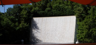 Registration の奥には、滝があります。パラソルとベンチもあってリゾート感覚♪