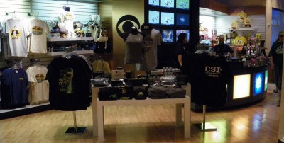 近くには CBS ショップがあり、CSI: オフィシャルグッズが売ってます