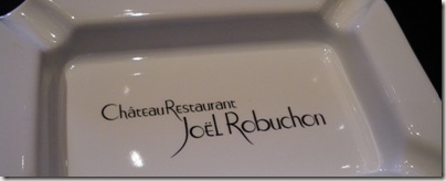 灰皿ひとつとっても上品です