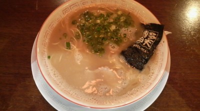 白ラーメン固めをオーダー 白ラーメン固めをオーダー