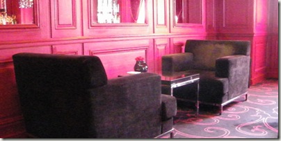 ソファーはブラック