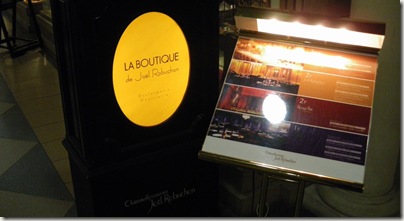 地下道に出ている看板