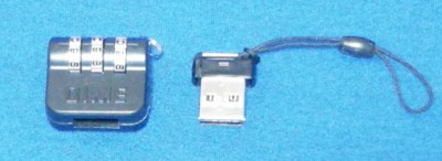 左側がその物体。右側は比較対象として MicroSD リーダー