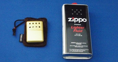 質感もなかなか。ジッポーオイル(大)との比較