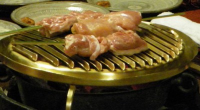 新鮮な地鶏。大きなふた切れを串焼きで・・・ 新鮮な地鶏。大きなふた切れを串焼きで・・・