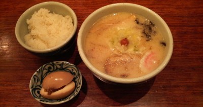 塩ラーメンに煮玉子とライスをセットで・・・