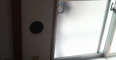居間の窓の横には大きな穴が・・・