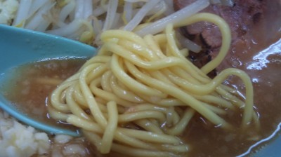 麺はモッチリな感じで食べ応えアリ