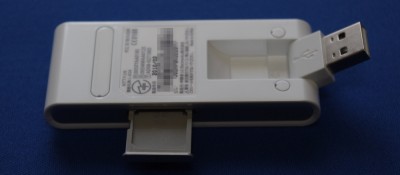 SIM スロットは横に付いてます