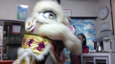 お店に獅子舞乱入・・・
