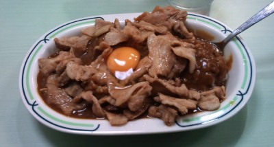 看板メニューのスタミナカレー生卵のせ