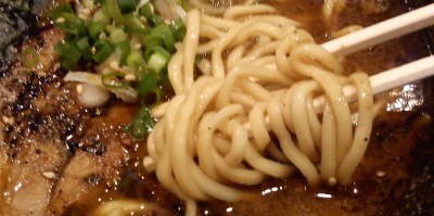 麺は中太。味は濃い・・・