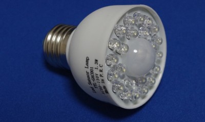 中央部にセンサーが組み込まれています