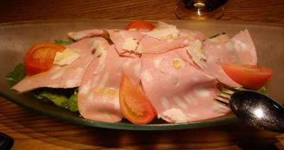 モルタデッラソーセージとトマトのイタリアンサラダ