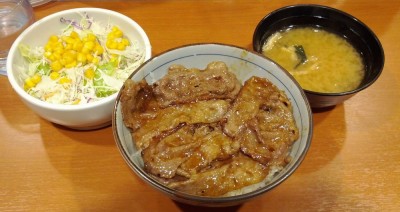 並280円+サラダ100円。安い!!