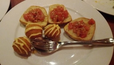 小海老とチーズのライスコロッケと完熟トマトのブルスケッタ