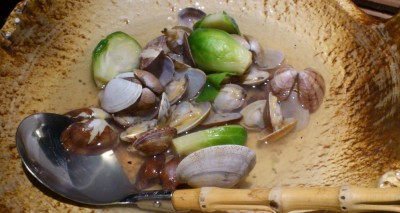 浅利と芽キャベツの黒胡椒蒸し