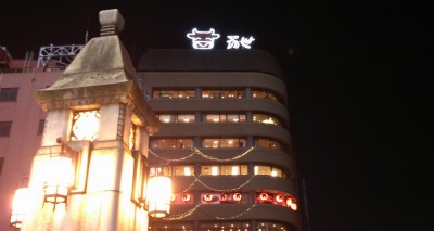 万世橋のたもと