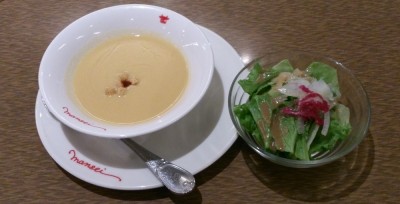 セットのスープとサラダ