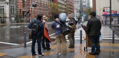 雨の中、撮影スタート