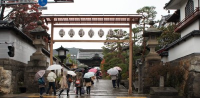 雨の善光寺