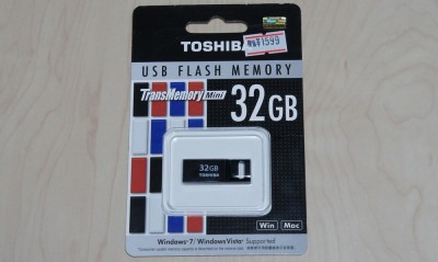 TOSHIBA 製の小型 USB メモリ